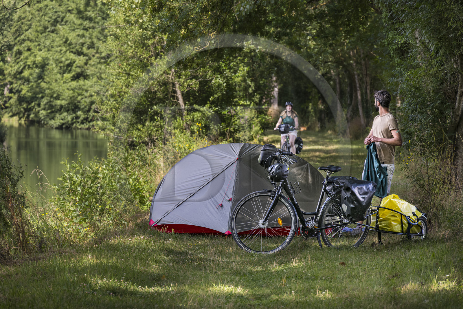 France, Deux-Sèvres (79), le Marais Poitevin, la Venise Verte, Magné, randonnée à bicyclette, campement pour la nuit le long de la Sèvre Niortaise