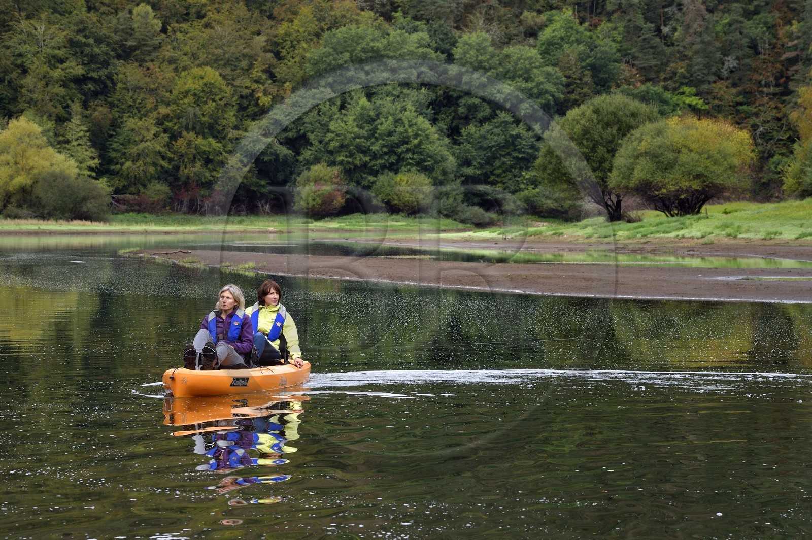 France, Cantal (15), Gorges de la Truyère, découverte en kayak à pédales de la rivière Truyère au pied du village de Chaliers