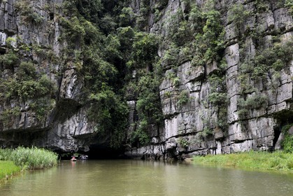Vietnam, province de Ninh Binh, région surnommée la baie d'Halong terrestre, excursion en barque à Tam Coc entouré de paysages karstiques, passage d'une des trois grottes naturelles crées par la rivière
