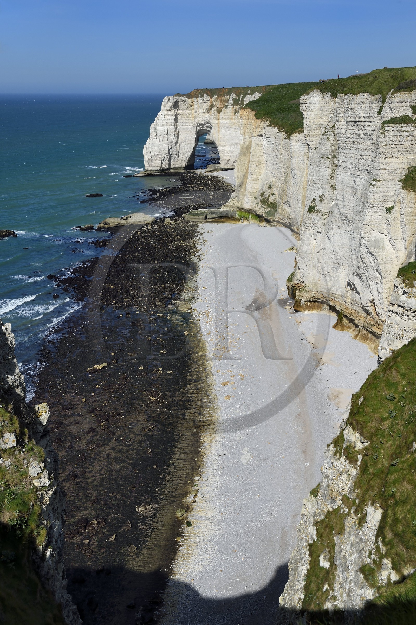 France, Seine-Maritime (76), Pays de Caux, Côte d'Albâtre, Etretat, la Manneporte vue depuis la pointe de la Courtine