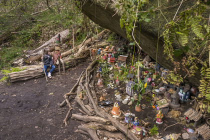 France, Côtes-d'Armor (22), Côte de Granit Rose, Trégastel, vallée des Grands Traouiero, la Maison des korrigans et ses nombreux objets déposés par les visiteurs illustre les légendes