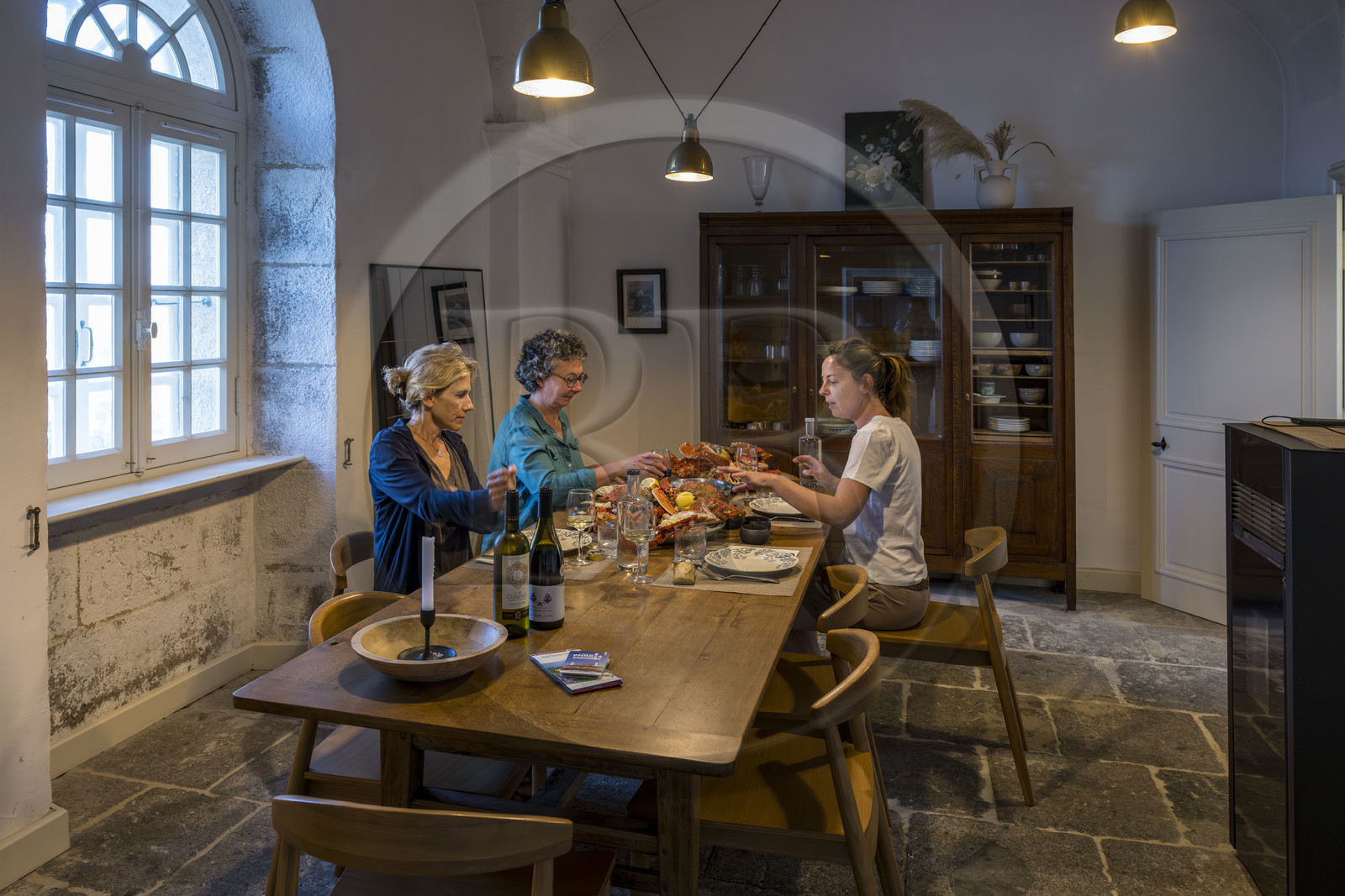 France, Finistère (29), Pays des Abers, Ile Vierge, le phare de l'Ile Vierge, l'ancien phare de 1845 transformé en écogite dans l'ancien logement des gardiens, plateau de fruits de mer pour le diner dans la salle à manger
