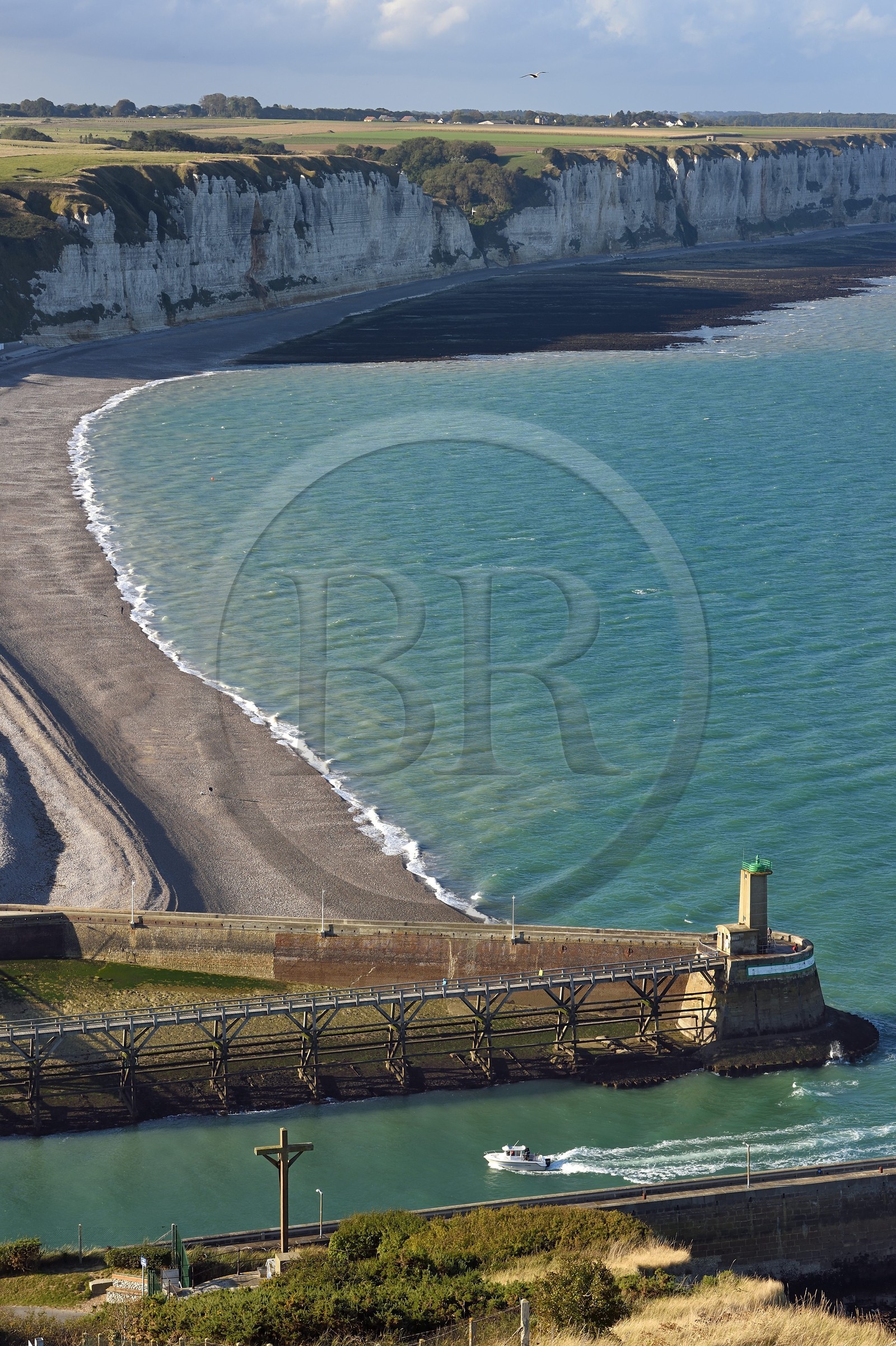 France, Seine-Maritime (76), Pays de Caux, Côte d'Albâtre, Fécamp, balise de la pointe Fagnet à l'entrée du port et la plage de Fécamp en arrière plan