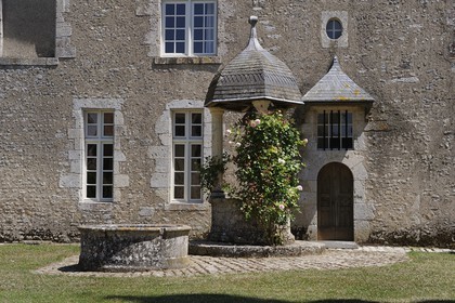 France, Loir et Cher, Chateau de Talcy, well with roses that might have inspired the poet Ronsard