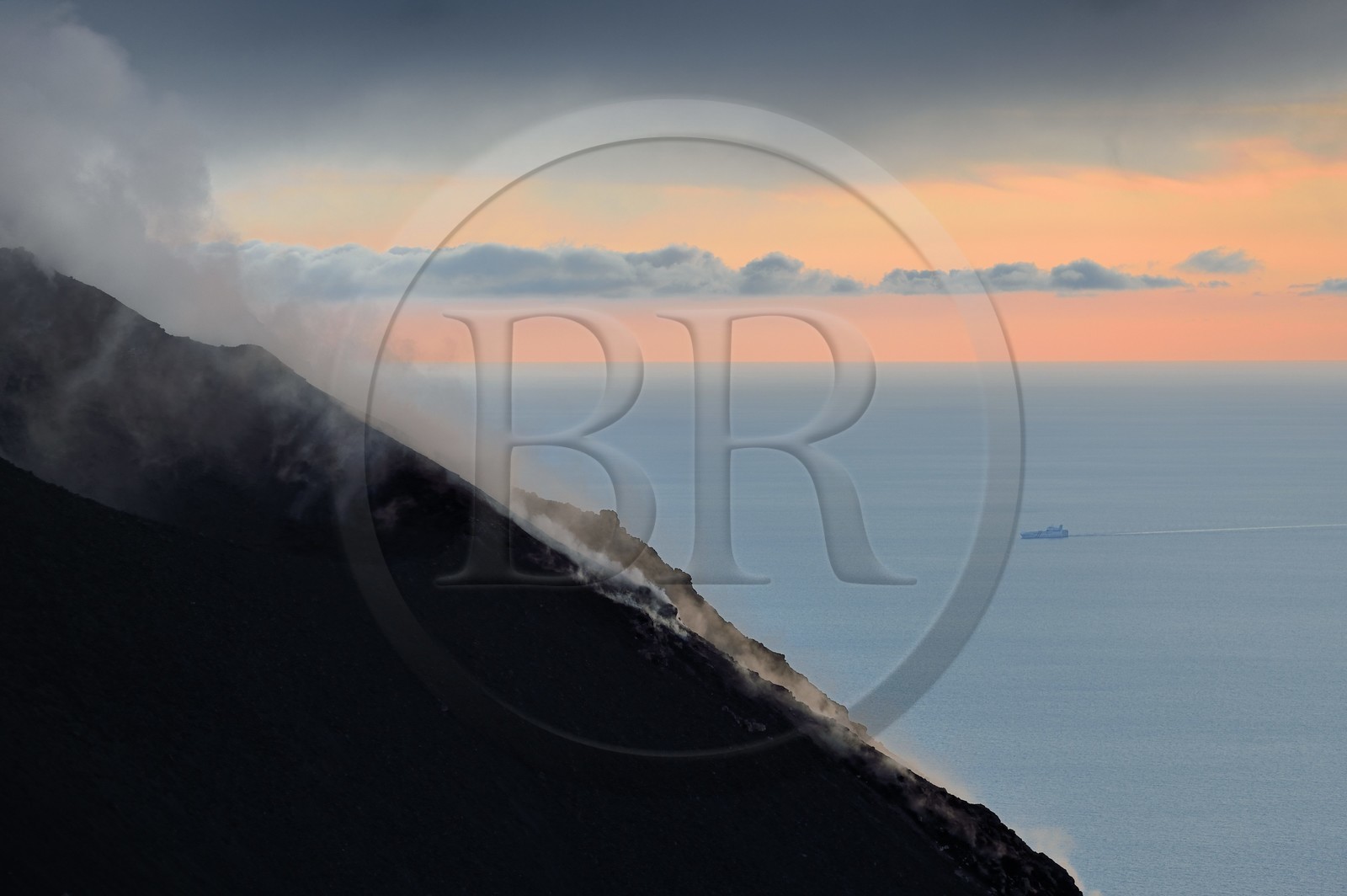 Italie, Sicile, iles Eoliennes, classées Patrimoine Mondial de l'UNESCO, ile de Stromboli, fumerolles et nuages sur les pentes du volcan actif au coucher de soleil