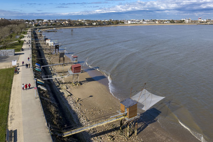 France, Loire-Atlantique (44), Estuaire de la Loire, Saint-Nazaire, cabanes de pêche traditionnelle au carrelet qui longent le boulevard Albert 1er (vue aérienne)