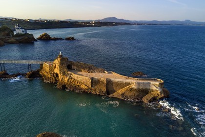 France, Pyrénées-Atlantiques (64), Pays-Basque, Biarritz, le Rocher de la Vierge (vue aérienne)