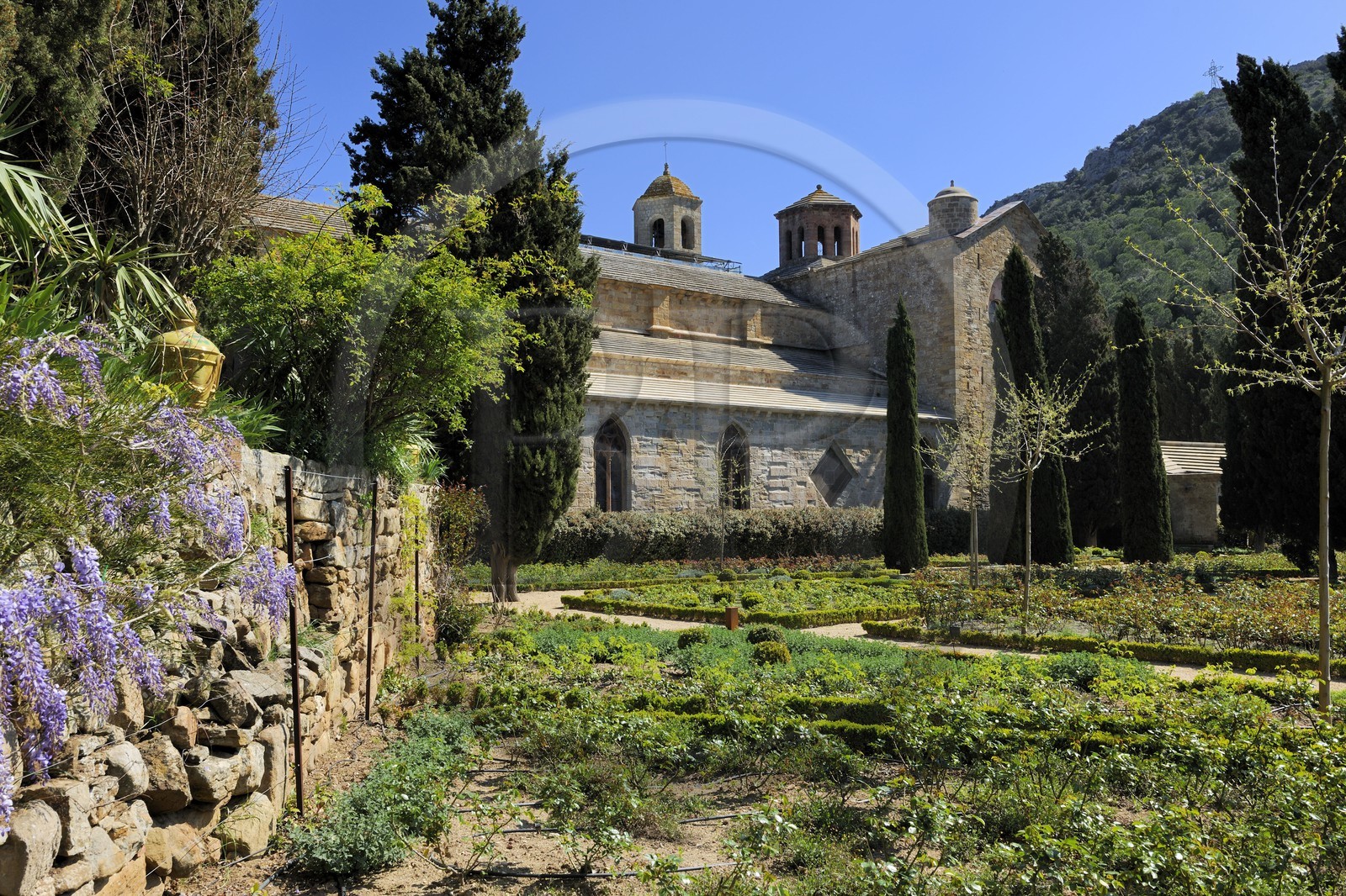 France, Aude (11), abbaye cistercienne de Fontfroide dans le Massif des Corbières