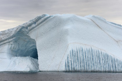 Groenland, cote Nord-Ouest, mer de Baffin, iceberg dans Inglefield Fjord vers Qaanaaq