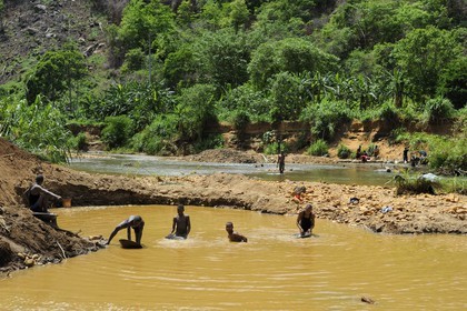 Tanzania, Morogoro district, Uluguru mountains, gold diggers on the river Ruvu