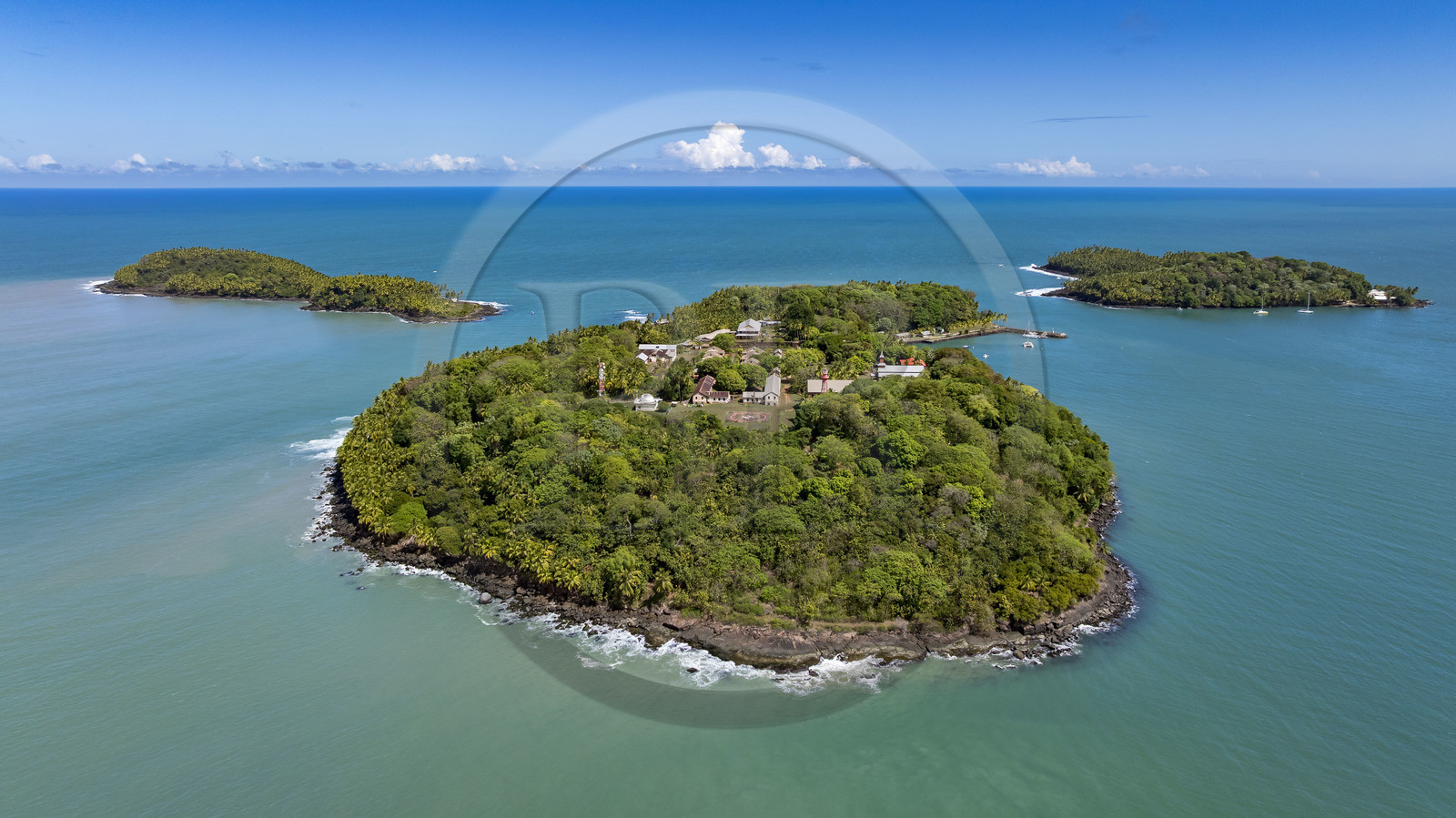 France, Guyane, Kourou, Iles du Salut, trois iles la composent, l'Ile Royale au centre, l'Ile du Diable à gauche et l'Ile Saint-Joseph à droite (vue aérienne)