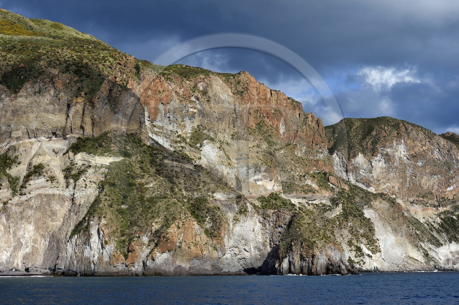 Italie, Sicile, iles Eoliennes, classées Patrimoine Mondial de l'UNESCO, Ile de Lipari, les falaises de la côte Sud-Ouest de l'île à Quattrocchi