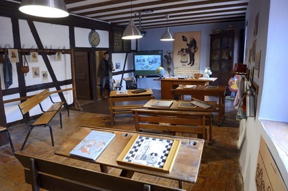 France, Haut-Rhin (68), Riquewihr, labellisé Les Plus Beaux Villages de France, le Musée Hansi, oeuvres du célèbre imagier populaire alsacien  Jean- Jacques Waltz dit Hansi (1873-1951), reconstitution d'un classe d'école