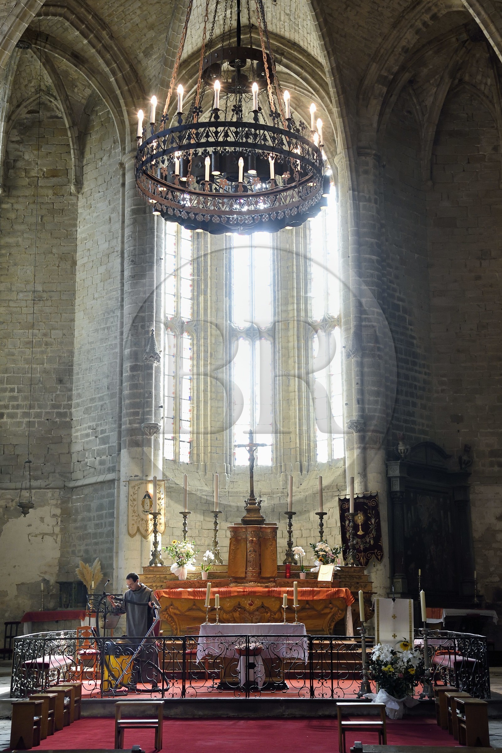 France, Haute-Loire (43), Parc naturel régional Livradois-Forez, abbaye de La Chaise-Dieu, l'église abbatiale Saint-Robert, un frère passe l'aspirateur autour de l'autel France, Haute-Loire (43), Parc naturel régional Livradois-Forez, abbaye de La Chaise-Dieu, l'église abbatiale Saint-Robert, un frère passe l'aspirateur autour de l'autel
