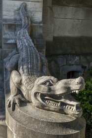France, Pyrénées-Atlantiques (64), la côte du Pays-Basque, Hendaye, chateau d'Abbadia construit en 1870 par Eugène Viollet-le-Duc pour Antoine d'Abbadie d'Arrast, un des deux crocodiles gardant l'entrée principale