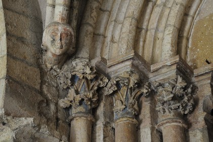 France, Saône et Loire (71), abbaye de Tournus, détail du portail latéral de l'église