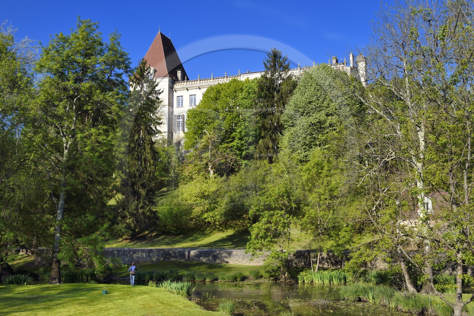 France, Charente (16), Bourg-Charente, le chateau de Bourg appartient à la famille Marnier-Lapostolle, elle y produit les liqueurs Grand Marnier, peche à la mouche