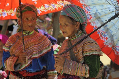Vietnam, Lao Cai province, Bac Ha district, Can Cau market, women from the Flower Hmong minority