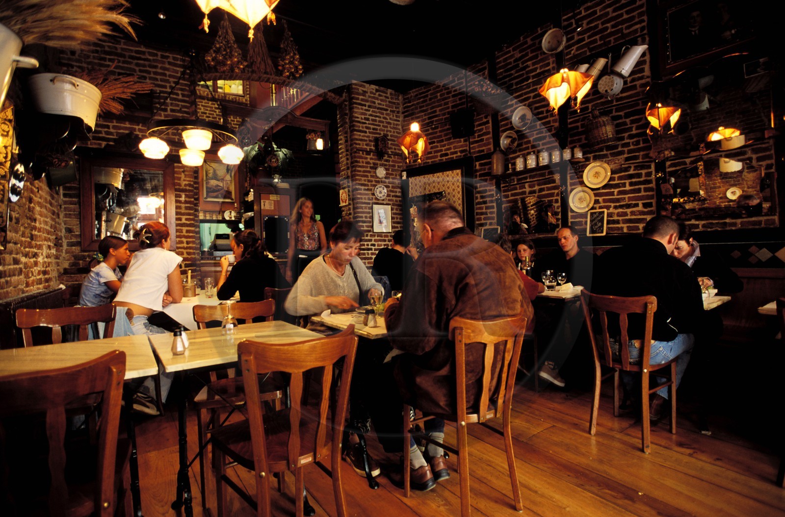 France, Nord (59), Lille, rue de la Monnaie dans la vieille ville, un restaurant dans une maison traditionnelle