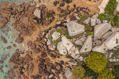 France, Côtes-d'Armor (22), Côte de Granit Rose, Trégastel, Ile Renote, randonneurs dans le chaos granitique (vue aérienne)