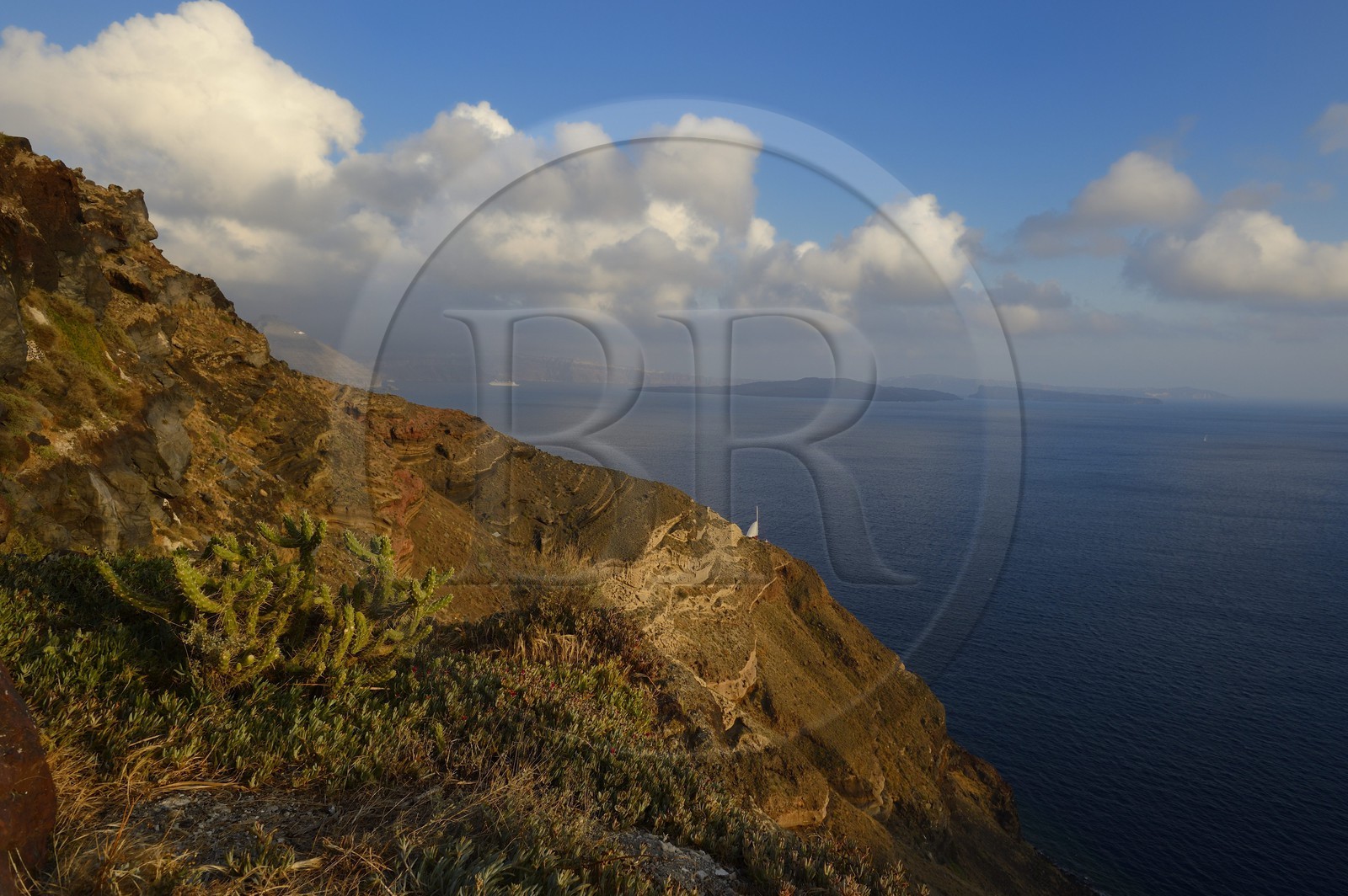 Grèce, Les Cyclades, mer Égée, île de Santorin (Thira ou Théra), la Caldeira vue du village de Oia