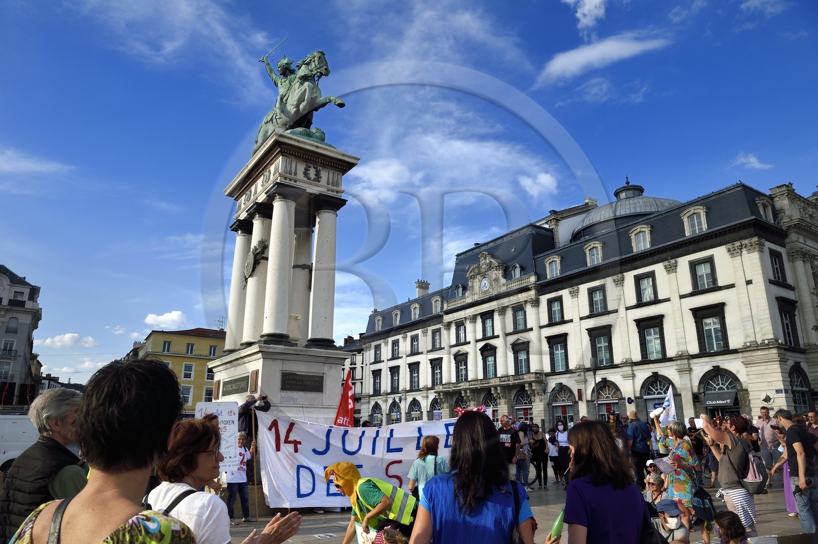 France, Puy-de-Dôme (63), Clermont-Ferrand, la place de Jaude haut lieu des manifestations dans la ville et la statue de Vercingétorix du sculpteur Bartholdi, défilé des sans-culottes, manifestation en solidarité des sans-abris