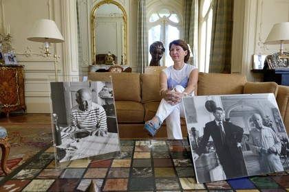 France, Alpes-Maritimes (06), Cannes, salon de la villa La Californie où vécu Pablo Picasso, aujourd'hui renommé le Pavillon de Flore par Marina Picasso, Marina Picasso petite fille de Picasso et dans le cadre de droite, Paolo Picasso et son père