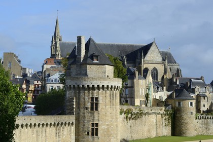 France, Morbihan (56), Golfe du Morbihan, Vannes, le jardin des remparts, la Tour du connétable et la cathédrale Saint-Pierre en arrière-plan