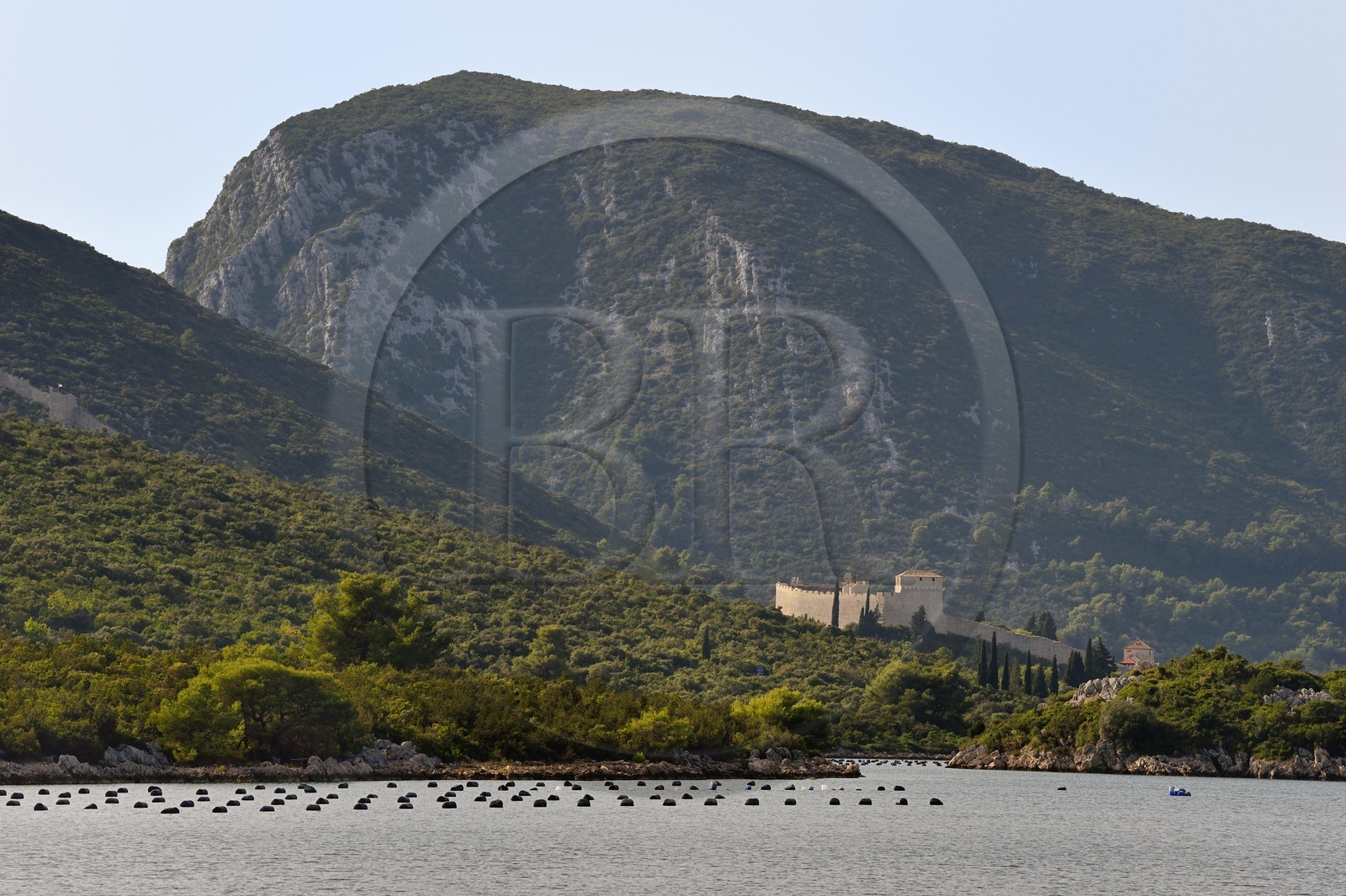 Croatie, Dalmatie, cote dalmate, presqu'ile de Peljesac, la vieille-ville de Ston, le plus grand centre d'ostréiculture de la cote dalmate, les remparts de Mali Ston en arrière plan