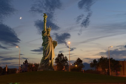 France, Haut-Rhin (68), Colmar, réplique de la statue de la Liberté  de Auguste Bartholdi sur la route de Strasbourg, elle est d’une hauteur de 12 mètres au flambeau