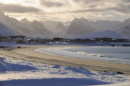 Norvège, Nordland, Iles Lofoten, plage de Ramberg sur l'Ile de Flakstad en hiver