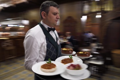 Roumanie, Bucharest, centre historique, la célèbre brasserie Caru cu bere créée en 1899 dans le quartier Lipscani