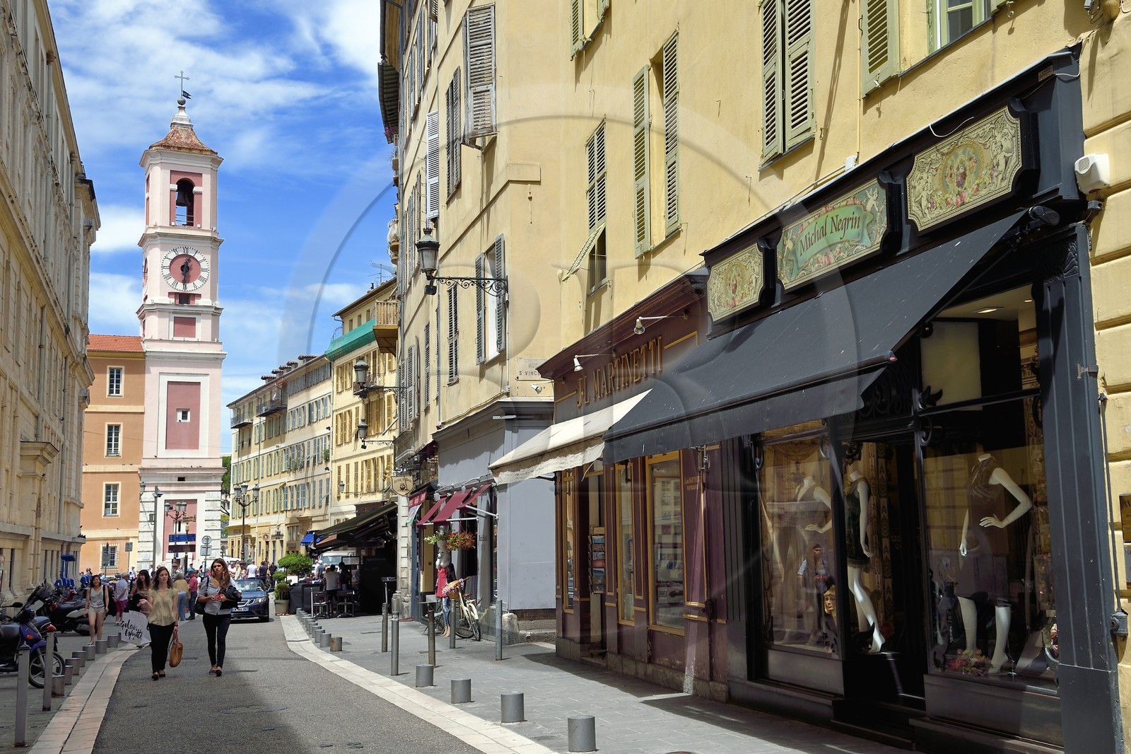 France, Alpes-Maritimes (06), Nice, vieille ville, rue de la Prefecture, le palais Rusca et la tour de l'horloge sur la place du palais de Justice