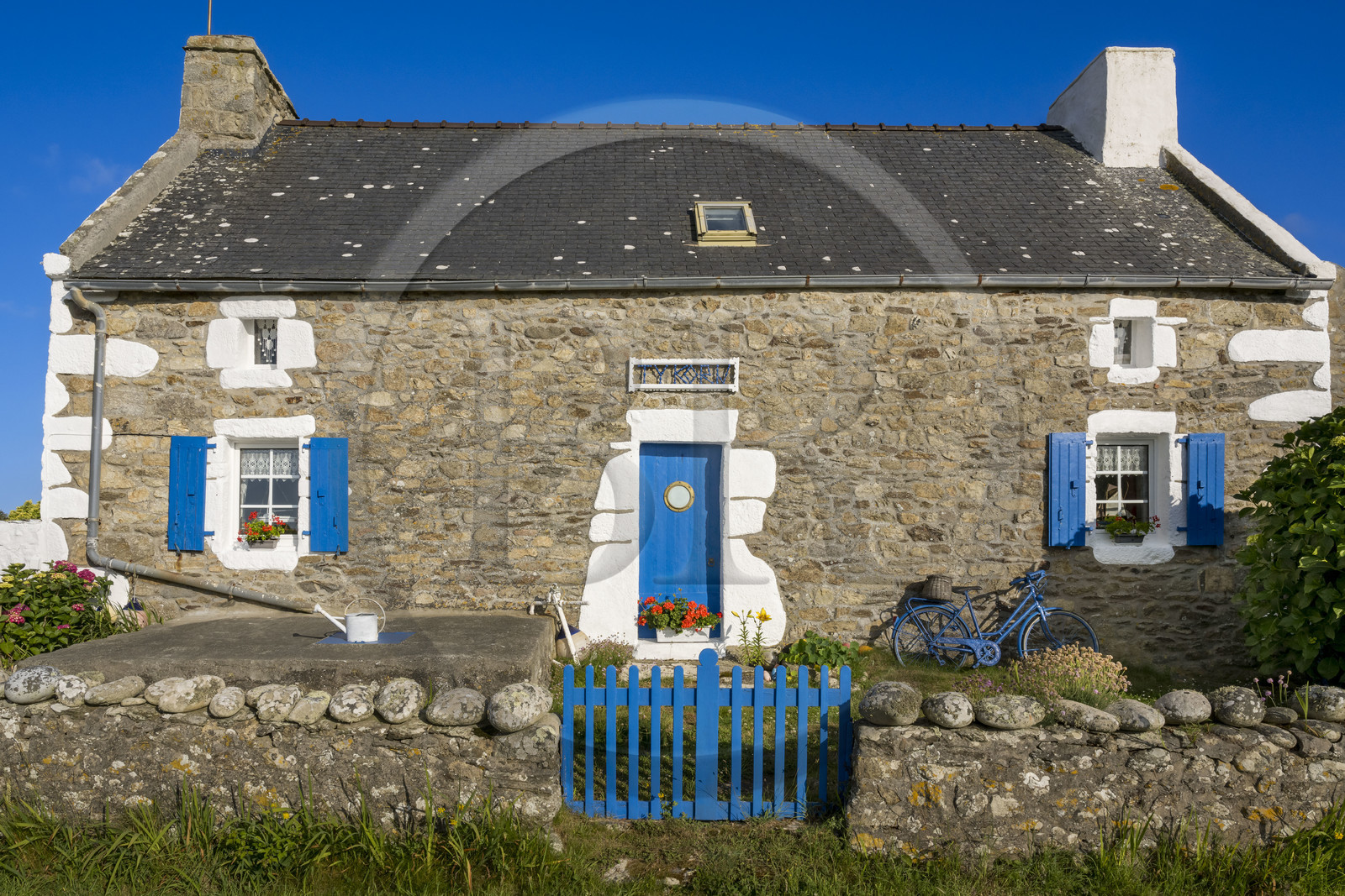 France, Finistère (29), Mer d'Iroise, Ile d'Ouessant, maison traditionnelle en pierre à kerandraon sur la cote Sud