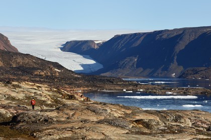 Groenland, cote Nord-Ouest, Smith sound au nord de la baie de Baffin, Inglefield Land, randonnée sur le site de Etah dans le Foulke fjord, campement inuit aujourd'hui abandonné qui servit de base à plusieurs expéditions polaires, glacier Brother John