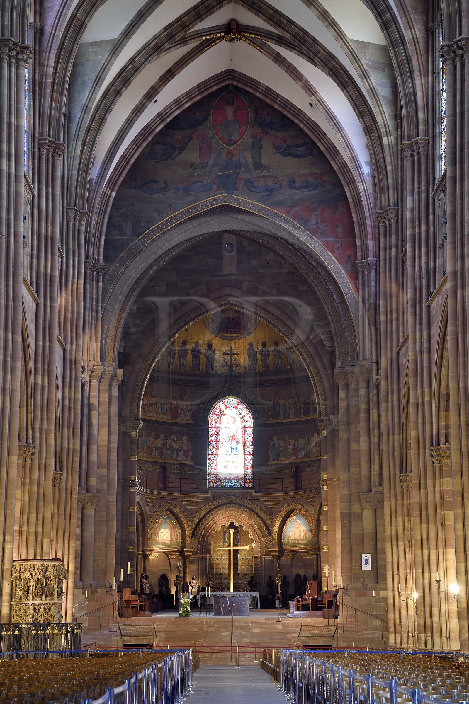 France, Bas-Rhin (67), Strasbourg, vieille ville classée au Patrimoine Mondial de l'UNESCO, la cathédrale Notre-Dame, la nef et le choeur roman