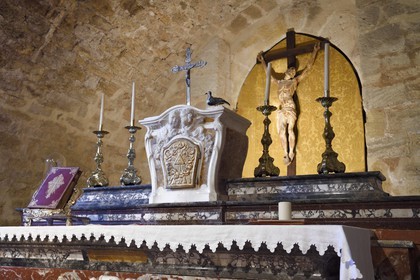 France, Vaucluse (84), Parc Naturel Regional du Luberon, Ansouis, labellisé Les Plus Beaux Villages de France, le chateau d'Ansouis, la chapelle et son autel