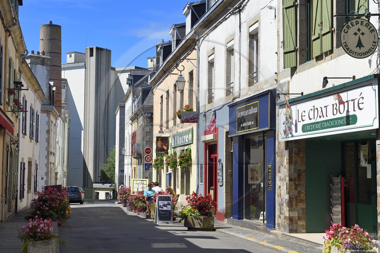 France, Finistère (29), Concarneau, petite rue commercante
