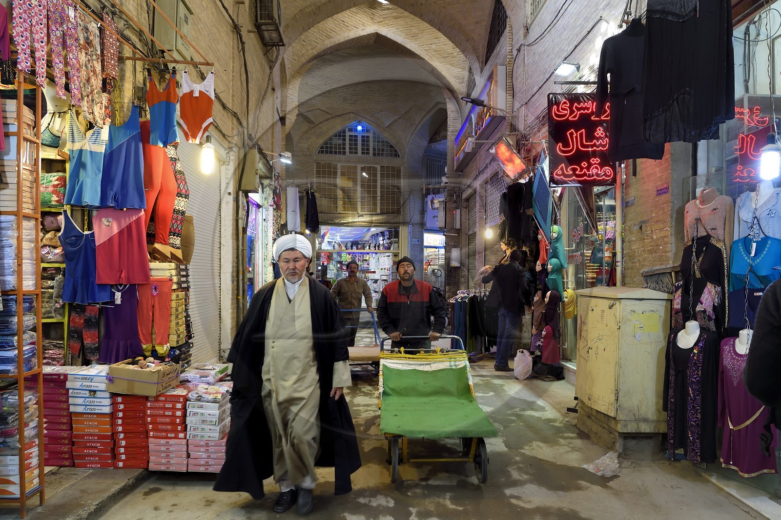 Iran, province d'Ispahan, Ispahan, mollah dans le Bazar-e Bozorg (Grand Bazar), immense bazar couvert qui remonte à près de 1300 ans