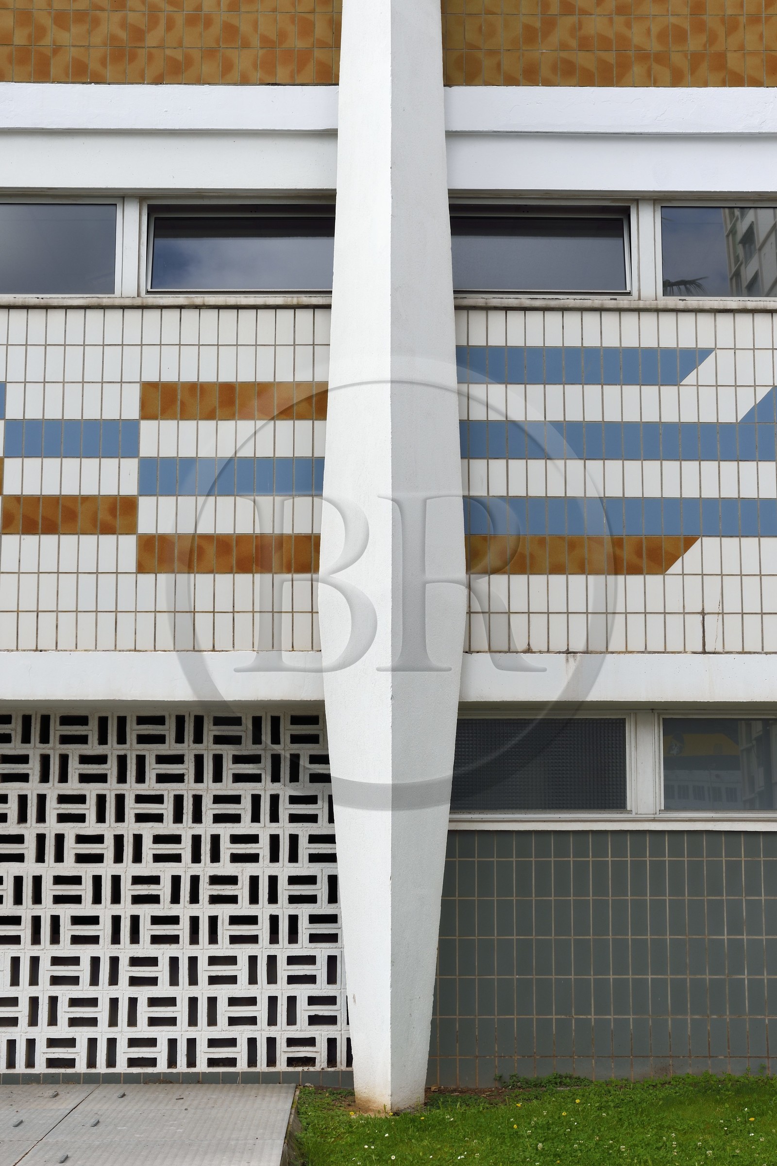 France, Var (83), Toulon, la piscine du Port Marchand (1970-1972) de l'architecte Alfred Ludovic Henry