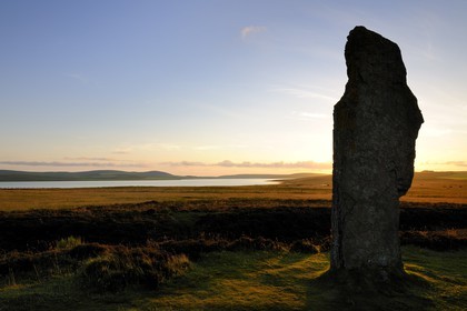 Royaume-Uni, Ecosse, Iles Orcades, Ile de Mainland, au bord du Loch of Stenness, cercle de pierres levées du Ring of Brodgar, classées Patrimoine Mondial de l' UNESCO