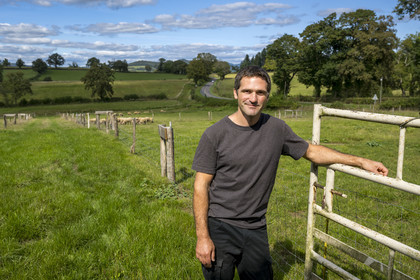 France, Nièvre (58), Parc naturel régional du Morvan, Millay, Ferme Les Prairies Gourmandes, l'agriculteur et éleveur Emmanuel Dumas