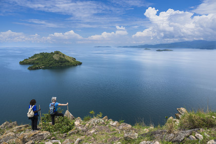Rwanda, Province de l’Ouest, Karongi (anciennement nommée Kibuye), lac Kivu, randonnée au sommet de l'Ile Napoléon (ou Tembabagoyi)pour une vue générale sur le lac