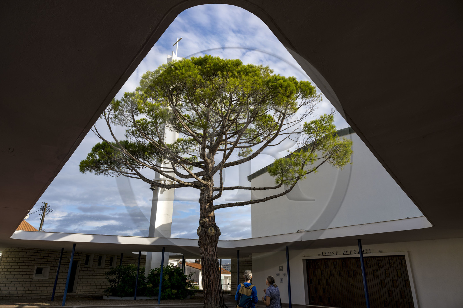 France, Charente-Maritime (17), Royan, dans la cour de l'église protestante unie de Royan