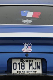 Canada, province du Québec, Côte Nord, Havre-Saint-Pierre, drapeau acadien et plaque d'immatriculation (Je me souviens)