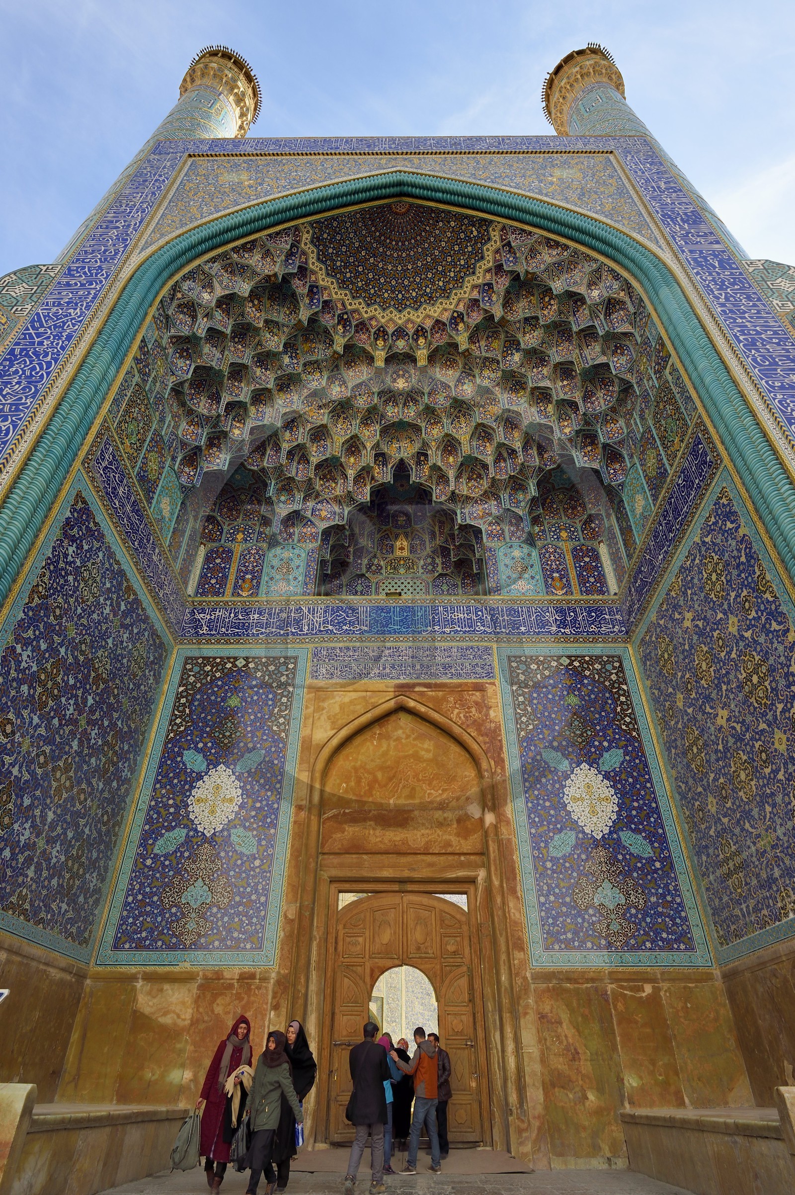 Iran, province d'Ispahan, Ispahan, place naghsh-i jahan aussi connue sous le nom de place Imam Khomeiny, classée au patrimoine mondial par l'UNESCO, la mosquée de l'Imam ou mosquée du Chah (Shah) avec son entrée monumentale Iran, province d'Ispahan, Ispahan, place naghsh-i jahan aussi connue sous le nom de place Imam Khomeiny, classée au patrimoine mondial par l'UNESCO, la mosquée de l'Imam ou mosquée du Chah (Shah) avec son entrée monumentale