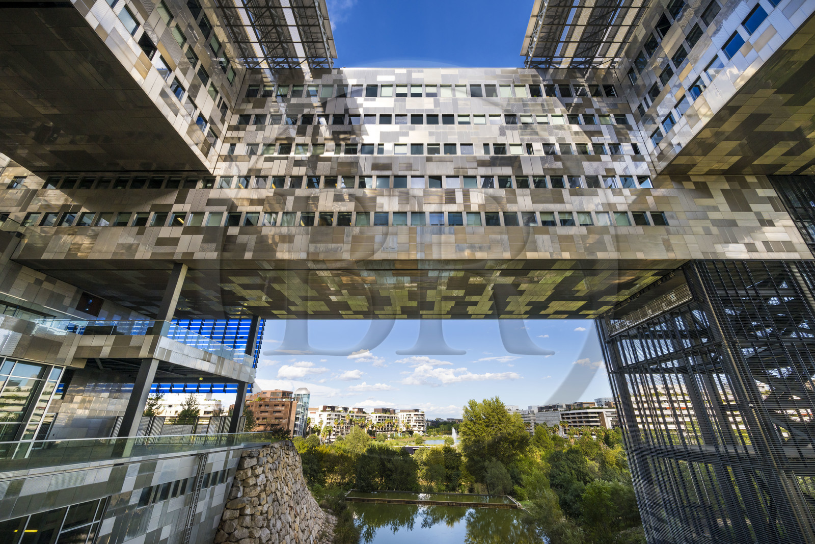 France, Hérault (34), Montpellier,  quartier de Port Marianne, l'Hotel de Ville conçu par les architectes Jean Nouvel et François Fontès, patio entre eau et ciel