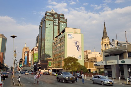 Zimbabwe, Harare, Samora Machel Avenue dans le centre ville