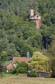 France, Bas-Rhin (67), Parc naturel régional des Vosges du Nord, Obersteinbach, le village dominé par les ruines du chateau du Petit-Arnsberg perché sur un rocher de grès