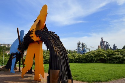 France, Moselle (57), Vallée de la Fensch, Hayange, sculpture de Luc Le Mercier avec en arrière plan les derniers Hauts-fourneaux (dit de Florange) du groupe ArcelorMittal